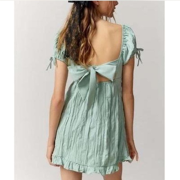 NWT Urban Outfitters Kimchi Blue Claudette Crinkle Babydoll Dress - Picture 2 of 2